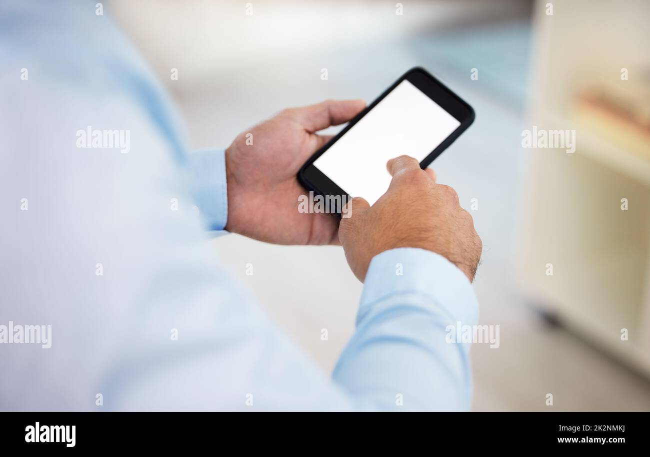 Vuelva a mí cuando pueda. Foto de un hombre de negocios utilizando su smartphone para enviar un mensaje de texto. Foto de stock