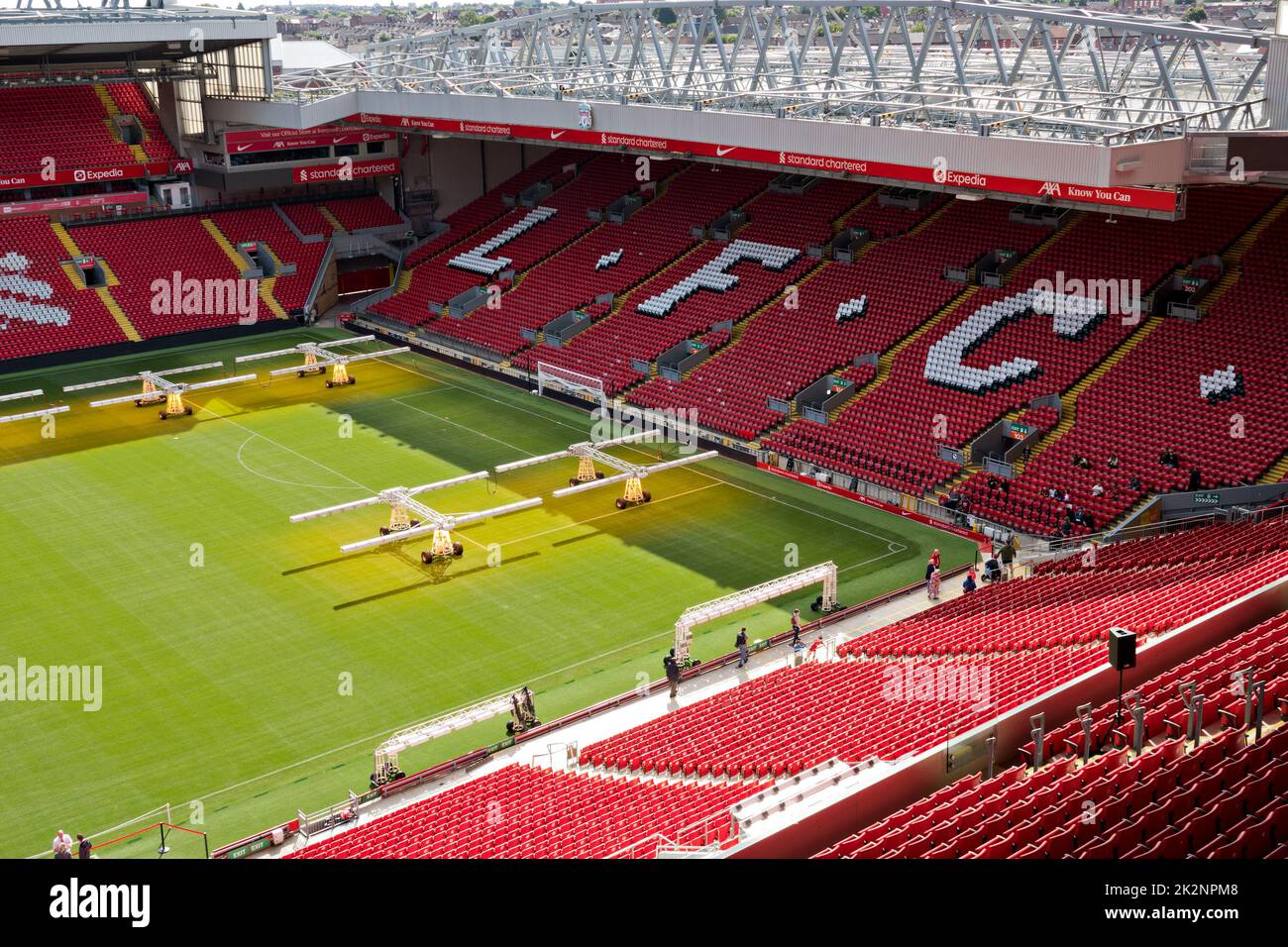 Haz crecer las luces en el campo en Anfield, la sede del Liverpool Football Club, que se utiliza para mantener la superficie de juego en perfectas condiciones Foto de stock