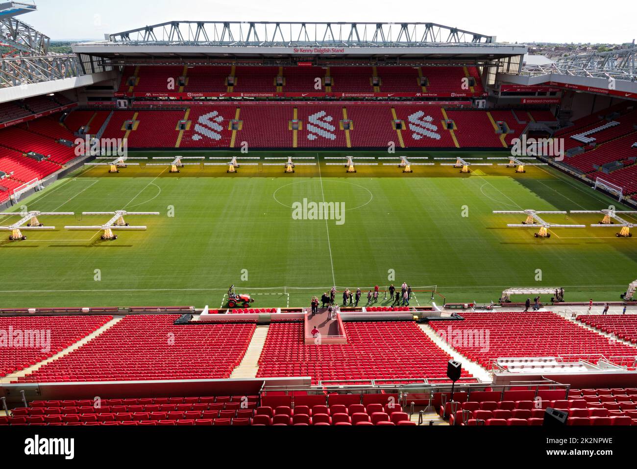 Haz crecer las luces en el campo en Anfield, la sede del Liverpool Football Club, que se utiliza para mantener la superficie de juego en perfectas condiciones Foto de stock