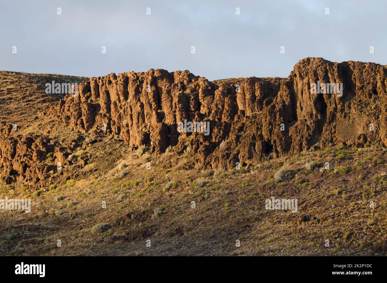 Acantilado rocoso en una ladera. Foto de stock