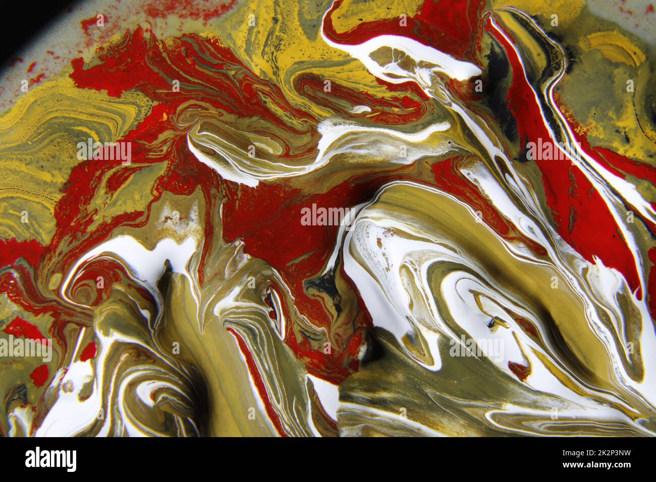 La pintura acrílica con agua y aceite flotando en la superficie líquida  forma una figura abstracta Fotografía de stock - Alamy