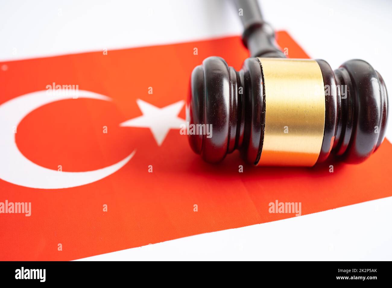 Bandera de Turquía con gavel para juez abogado. Derecho y concepto de tribunal de justicia. Foto de stock