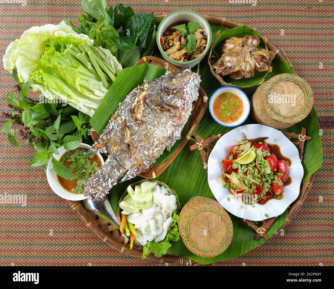 ISAN comida es deliciosa, Tailandia comida, vista superior, tono de color cálido Foto de stock
