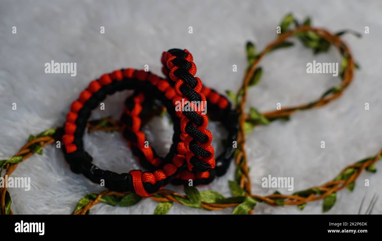 Pulseras rojas fotografías e de alta resolución - Alamy