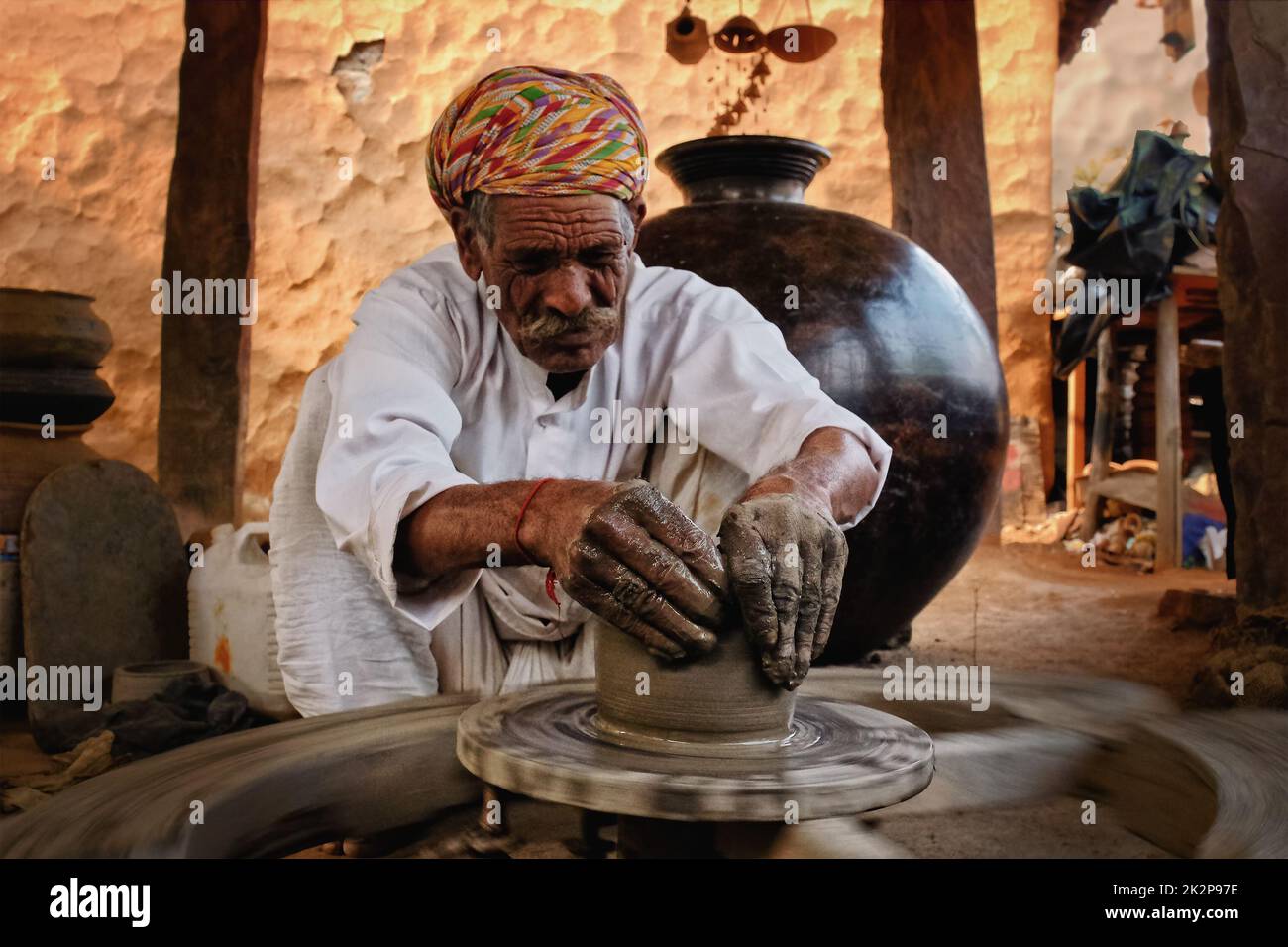 el alfarero indio en el trabajo. Artesanía artesanal de Shilpagram