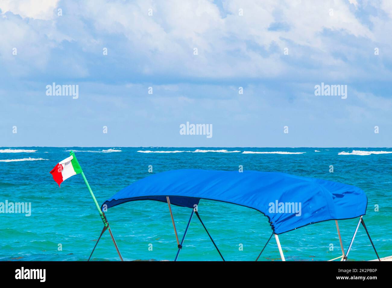 Olas barcos costa caribeña y vista panorámica de playa Tulum México. Foto de stock