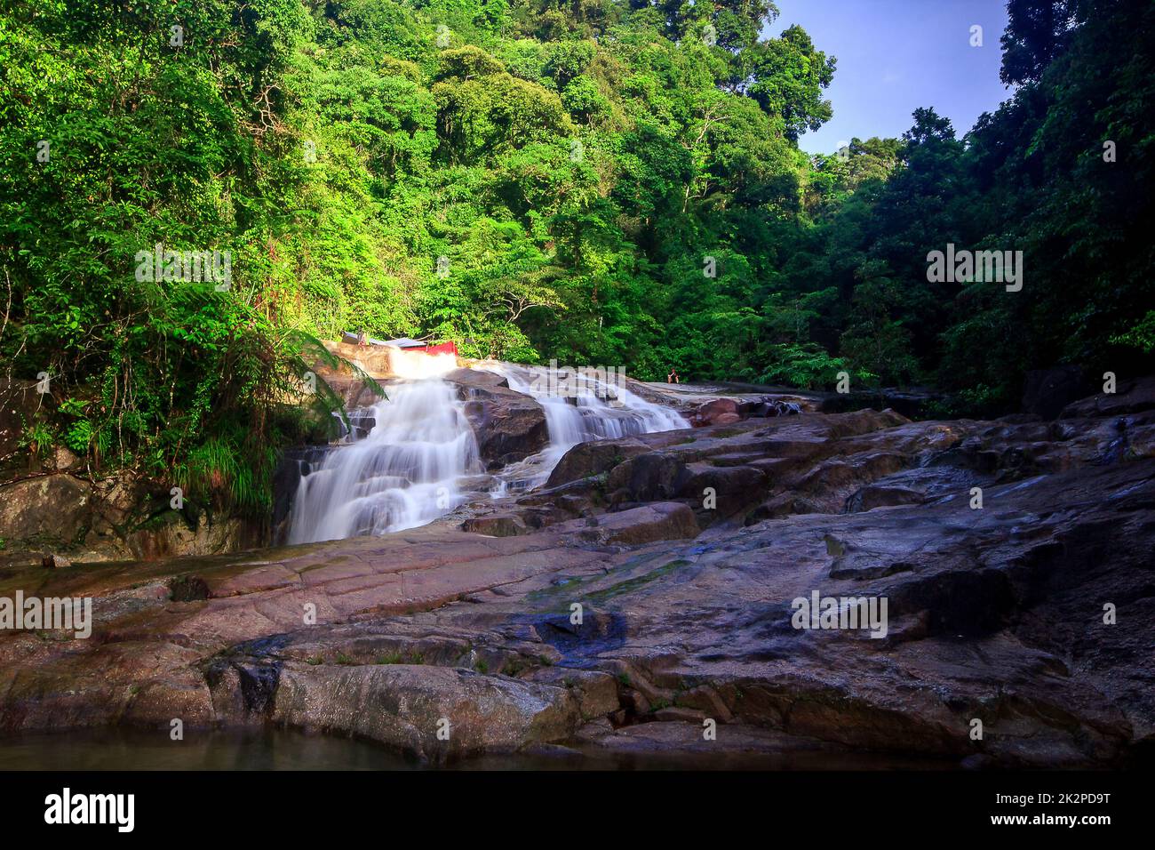La cascada Nan Sung es una atracción turística ecológica de la provincia de Phatthalung, Tailandia. Foto de stock