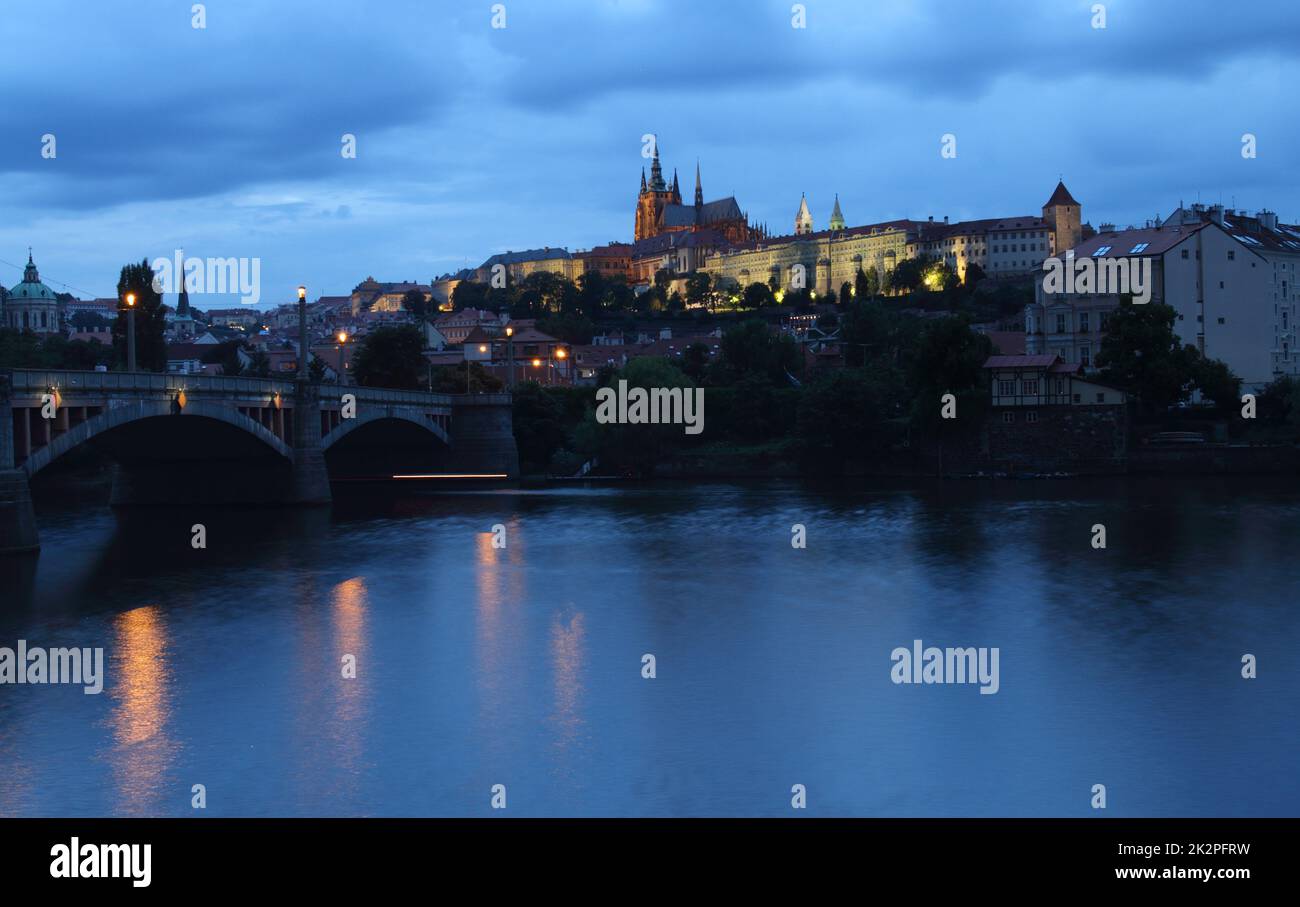 Una vista panorámica del Castillo de Praga, el Puente de Carlos y el río Vltava en la hermosa ciudad de Praga, República Checa Foto de stock