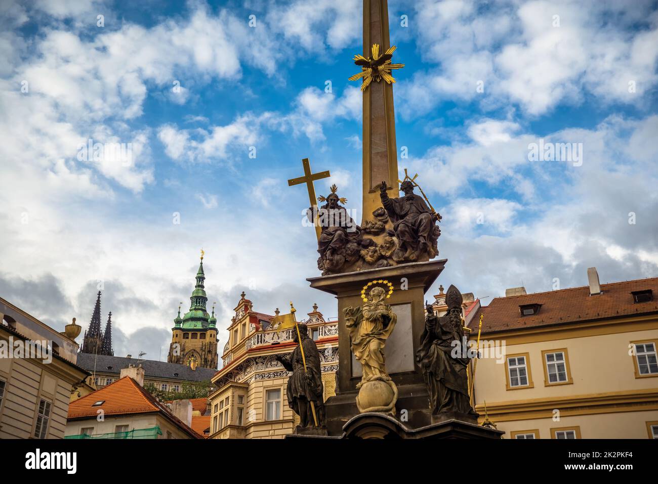 Columna de la Santísima Trinidad en la Plaza de la Ciudad Menor (Malostranske namesti). Praga, República Checa Foto de stock