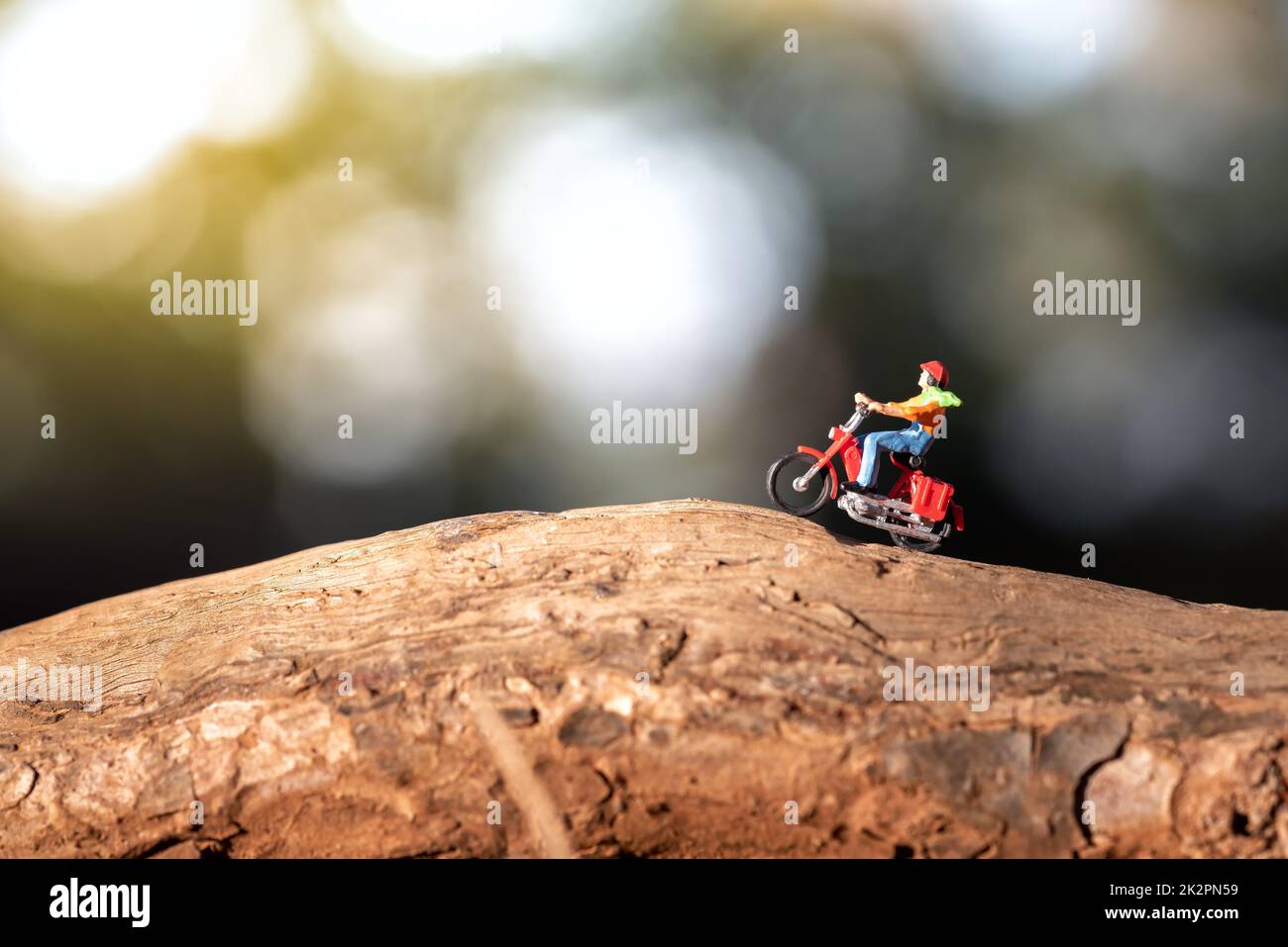 Montar en motocicleta en el área rural. Concepto de estilo de vida Wanderlust Foto de stock