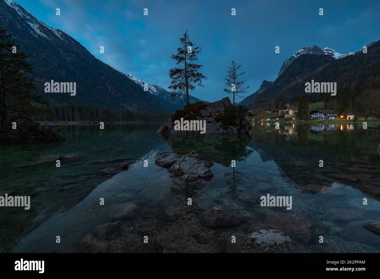 Amanecer en el lago Hintersee cerca de Ramsau, Berchtesgaden, Baviera, Alemania Foto de stock