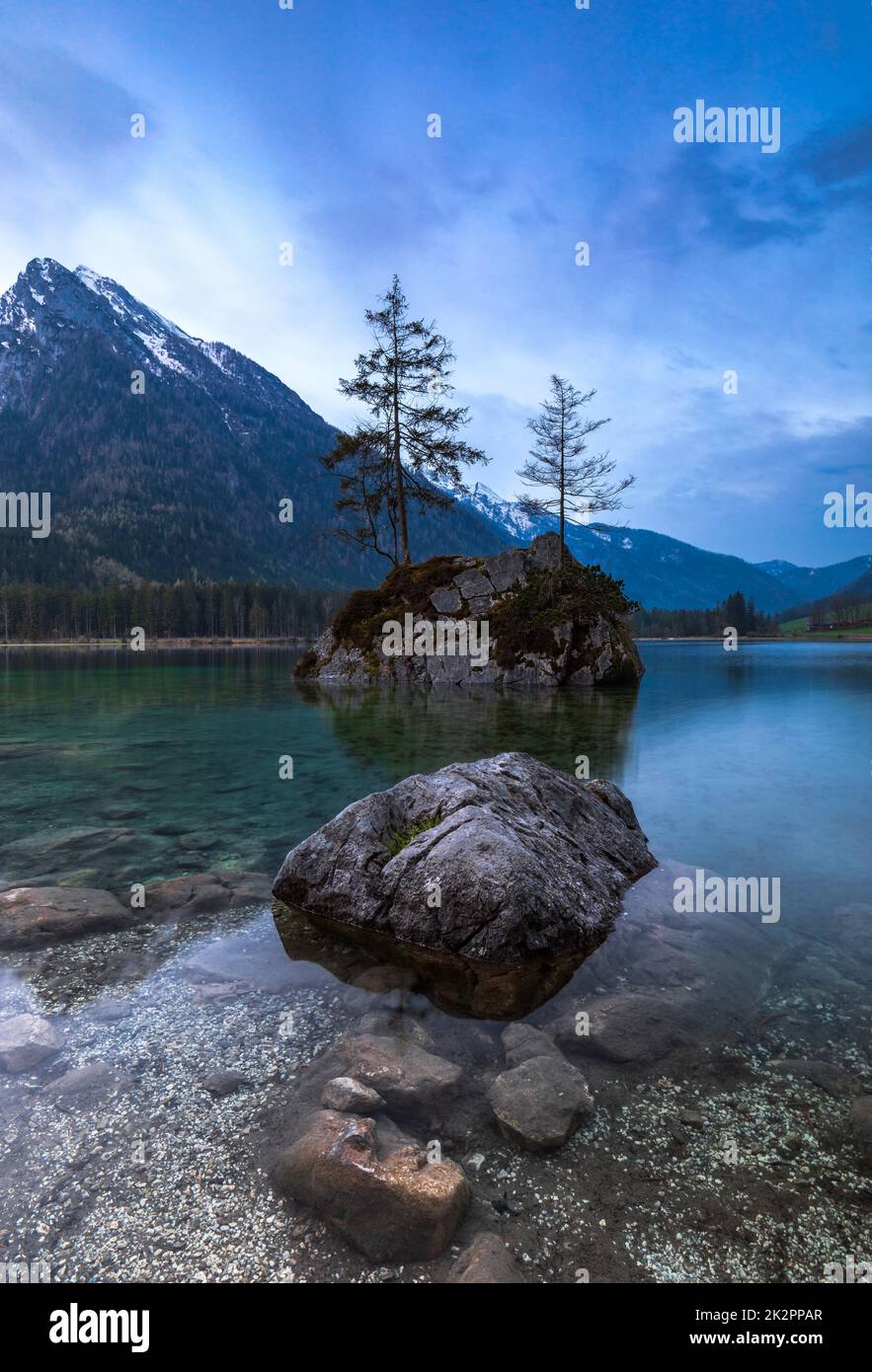 Amanecer en el lago Hintersee cerca de Ramsau, Berchtesgaden, Baviera, Alemania Foto de stock