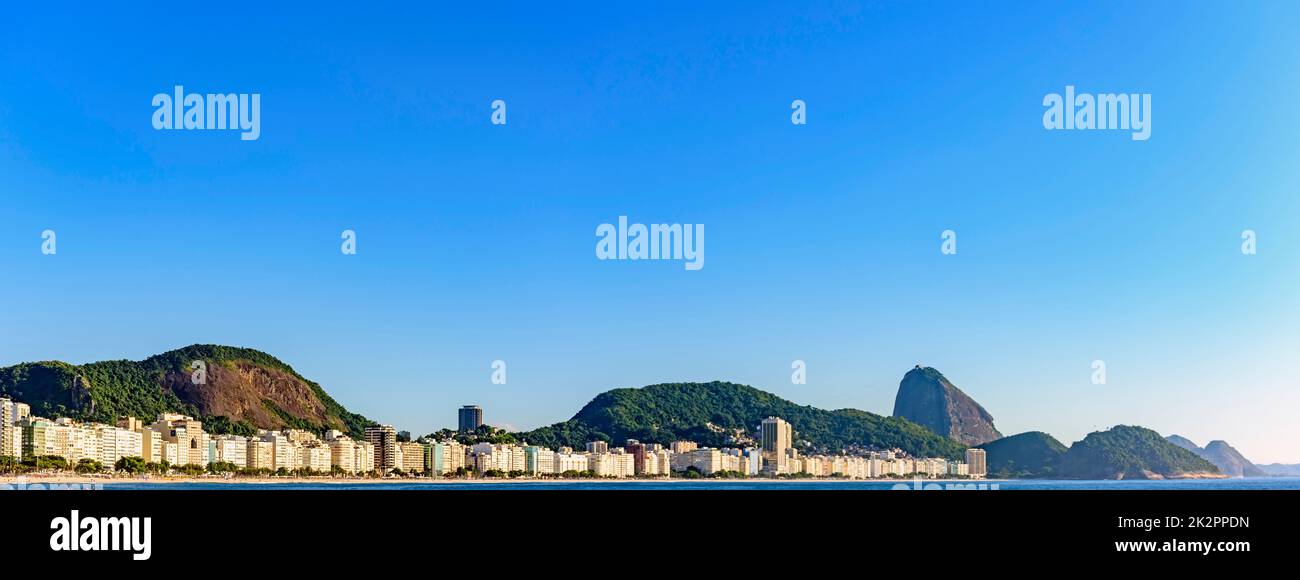 Imagen panorámica de la playa de Copacabana y el Pan de Azúcar Foto de stock