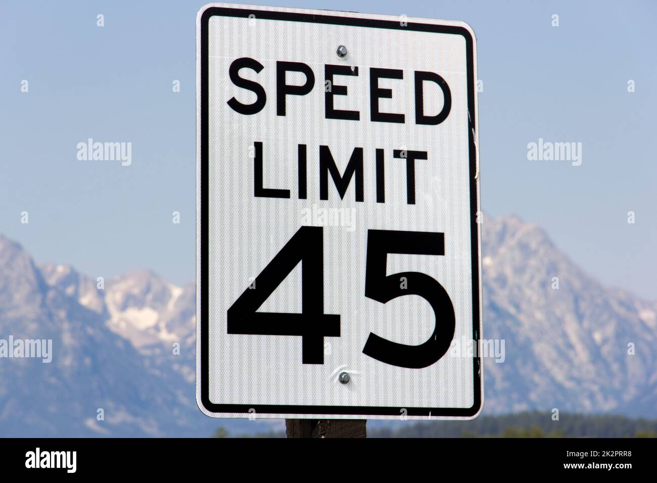 Señal de tráfico de Estados Unidos con límite de velocidad cuarenta y