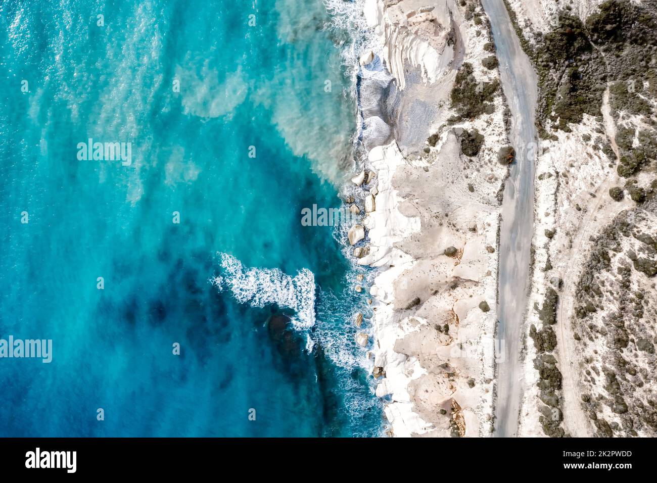 Las piedras blancas de Agios Georgios Beach Alamanou. Distrito de Limassol, Chipre Foto de stock