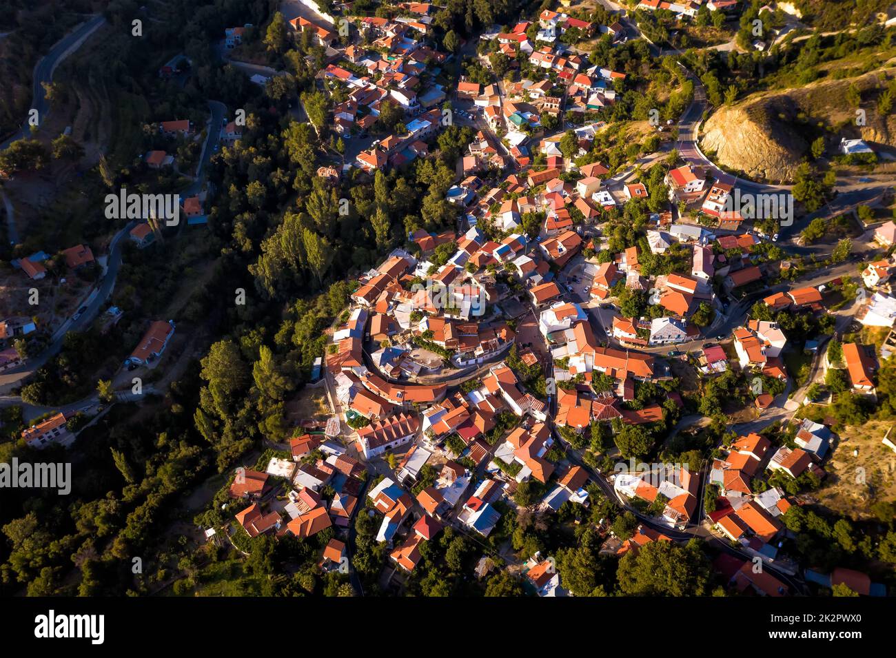 Vista superior del pueblo de Foini y sus alrededores Foto de stock