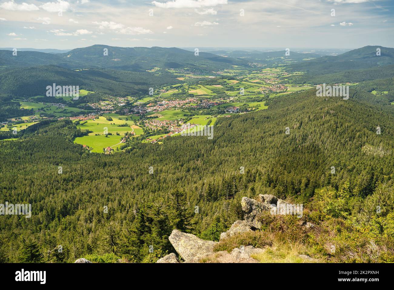 Vista desde el monte Osser a Lam, una pequeña ciudad en el Bosque Bávaro. Foto de stock