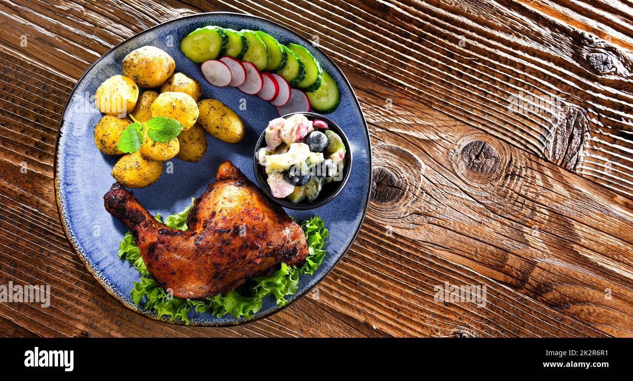 Pata de pollo al horno con ensaladas de patatas y verduras Fotografía de  stock - Alamy