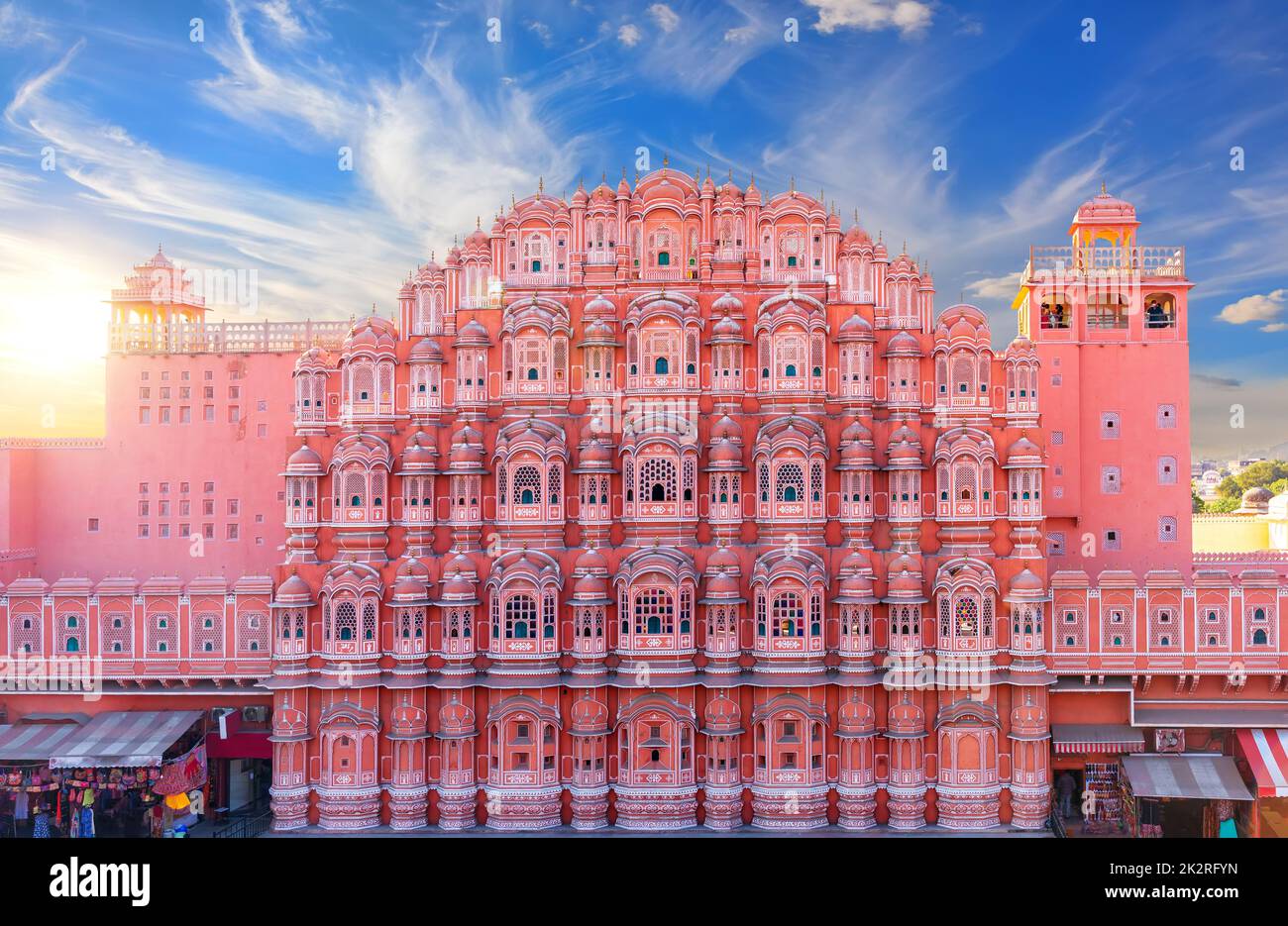 Rosa palacio Hawa Mahal, Jaipur, India, hermosa vista de la puesta de sol Foto de stock