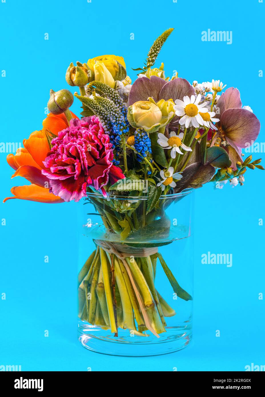 Arreglo floral primaveral en un jarrón de cristal Foto de stock