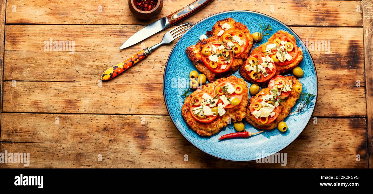 Schnitzel de cerdo con aceitunas Foto de stock