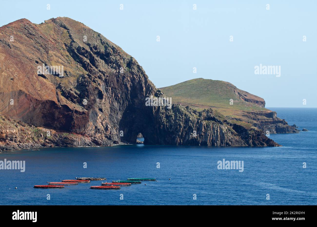 Piscifactorías en el mar abierto para la cría de peces y otros animales marinos, cerca de la isla de Madeira en el Océano Atlántico Foto de stock
