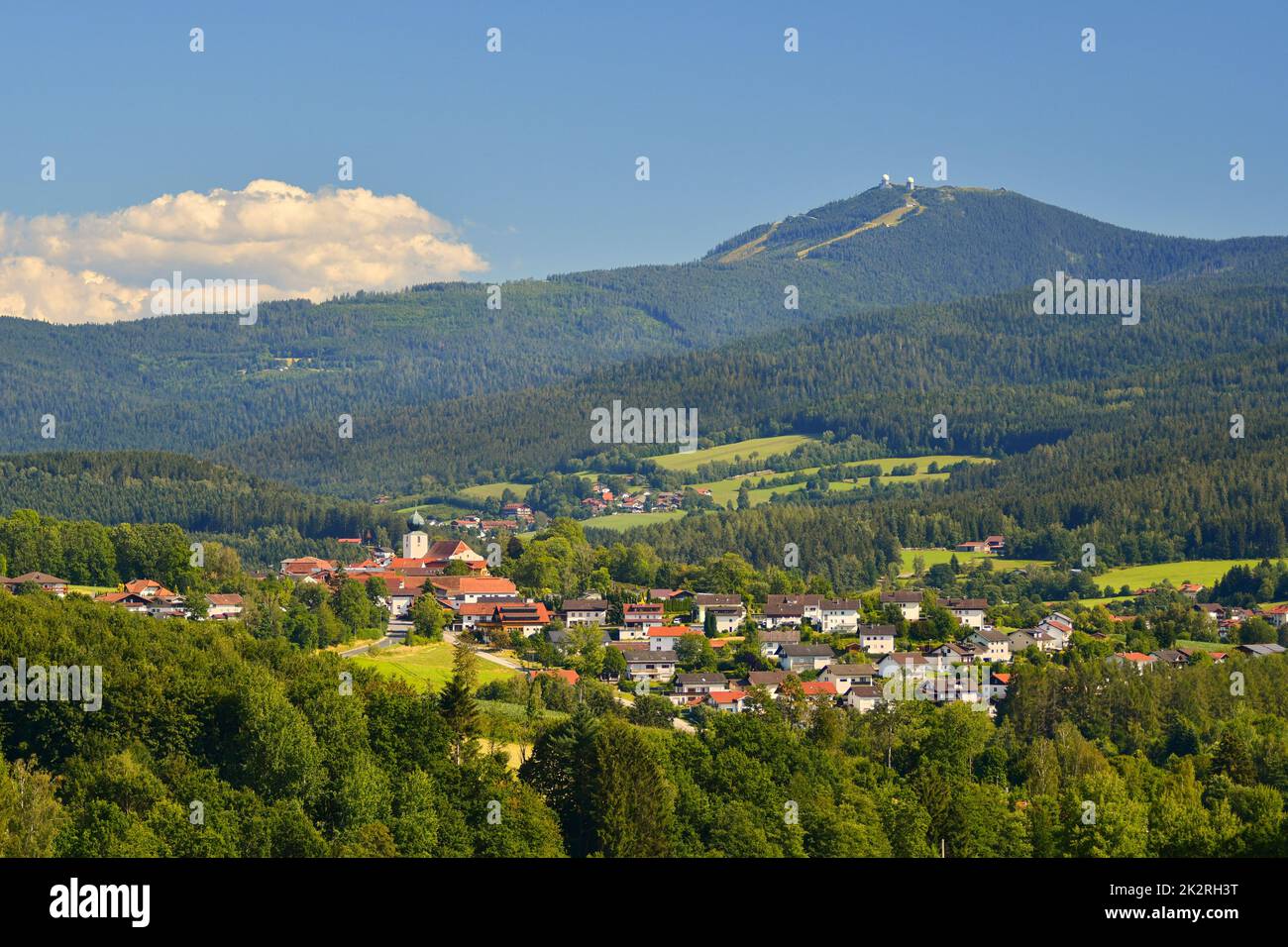 Lam, una pequeña ciudad en el Bosque Bávaro.Vista al monte GroÃŸer Arber con sus dos torres. Baviera, Alemania. Foto de stock