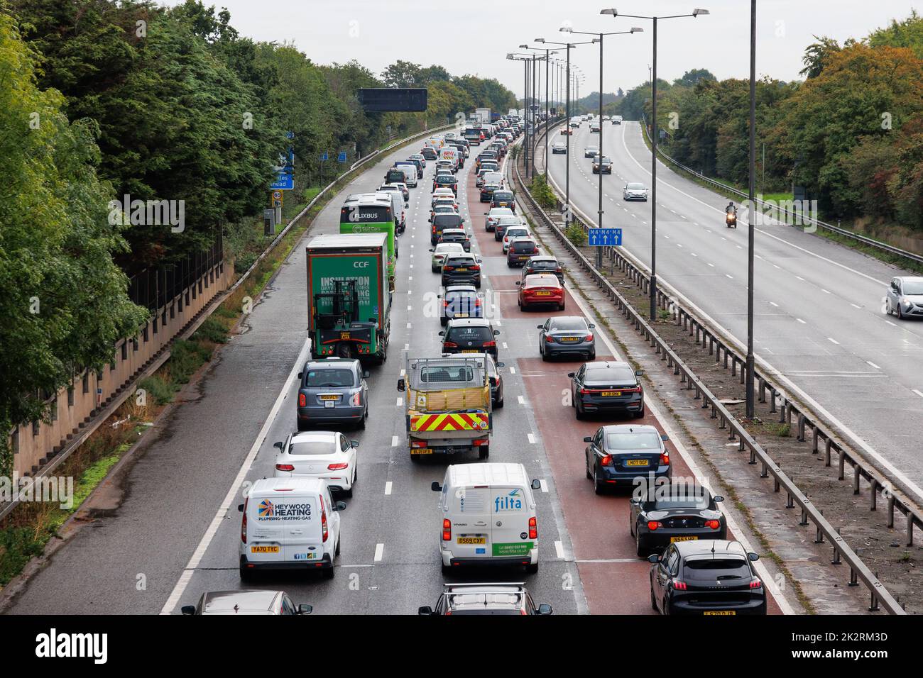 Londres, Inglaterra - 14 2022 de septiembre: Tráfico pesado, lento en la hora punta de la mañana en la autopista M4, cerca de Heston Services. Foto de stock