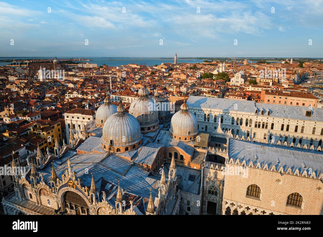 Vista aérea de Venecia con la Basílica de San Marcos y el Palacio Ducal. Venecia, Italia Foto de stock