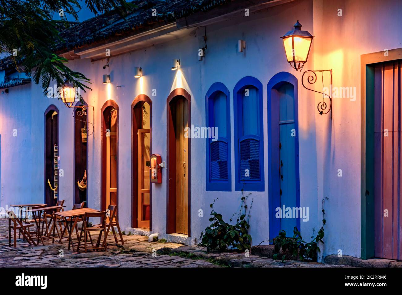 Las calles y casas de estilo colonial iluminan por la noche en la ciudad de Paraty Foto de stock