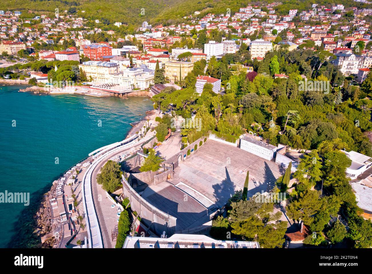 Teatro de verano Opatija y vista aérea de la costa Foto de stock