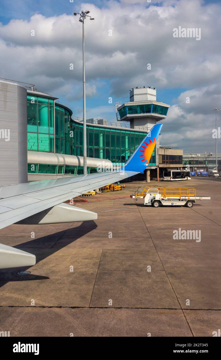 Vista desde la ventana del ala de un avión Jet 2 Boeing 737 poco antes de despegar del aeropuerto de Manchester en el norte de Inglaterra Foto de stock