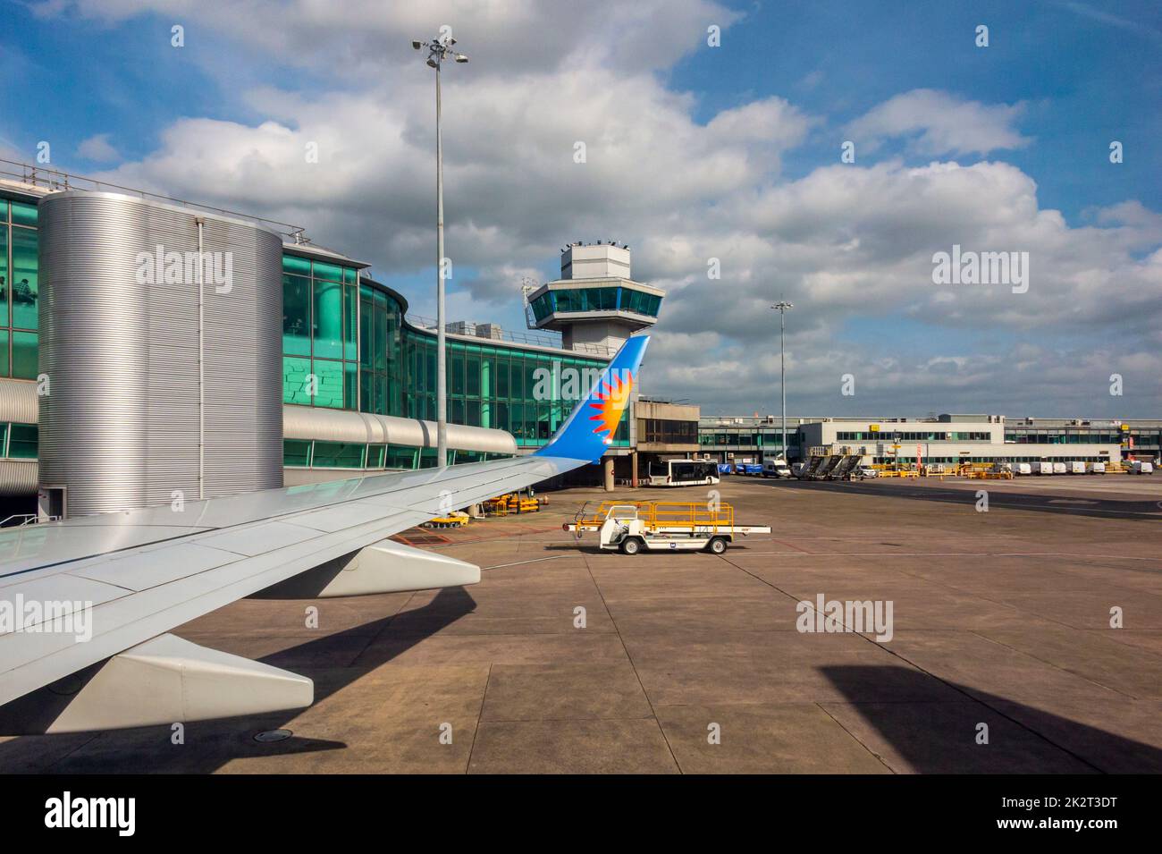 Vista desde la ventana del ala de un avión Jet 2 Boeing 737 poco antes de despegar del aeropuerto de Manchester en el norte de Inglaterra Foto de stock