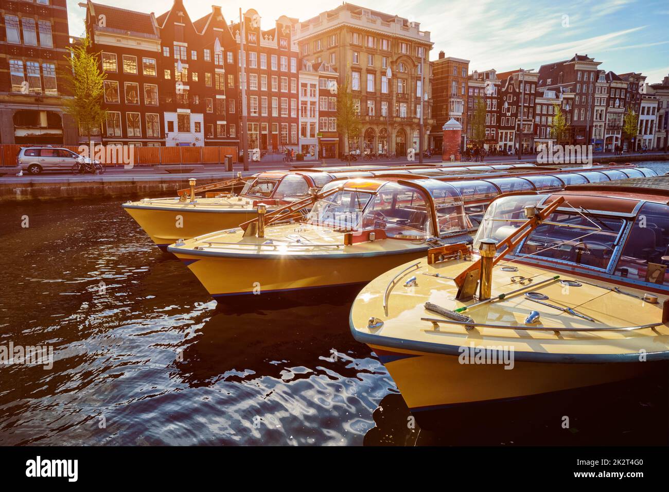 Barcos turísticos de Ámsterdam en el canal Foto de stock