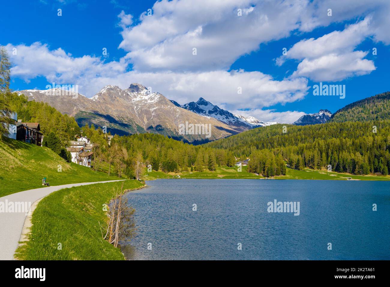 Lago azul cristalino de San Moritz, Sankt Moritz, Maloja, Grisons, SWI Foto de stock