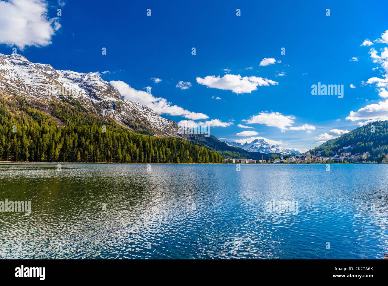 Lago azul cristalino de San Moritz, Sankt Moritz, Maloja, Grisons, SWI Foto de stock