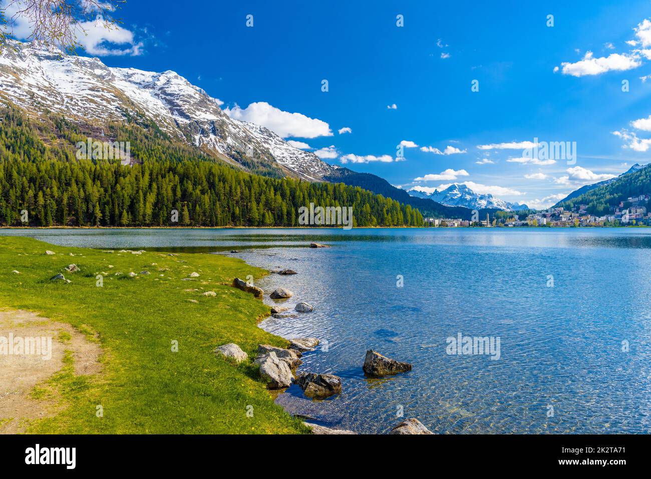 Lago azul cristalino de San Moritz, Sankt Moritz, Maloja, Grisons, SWI Foto de stock