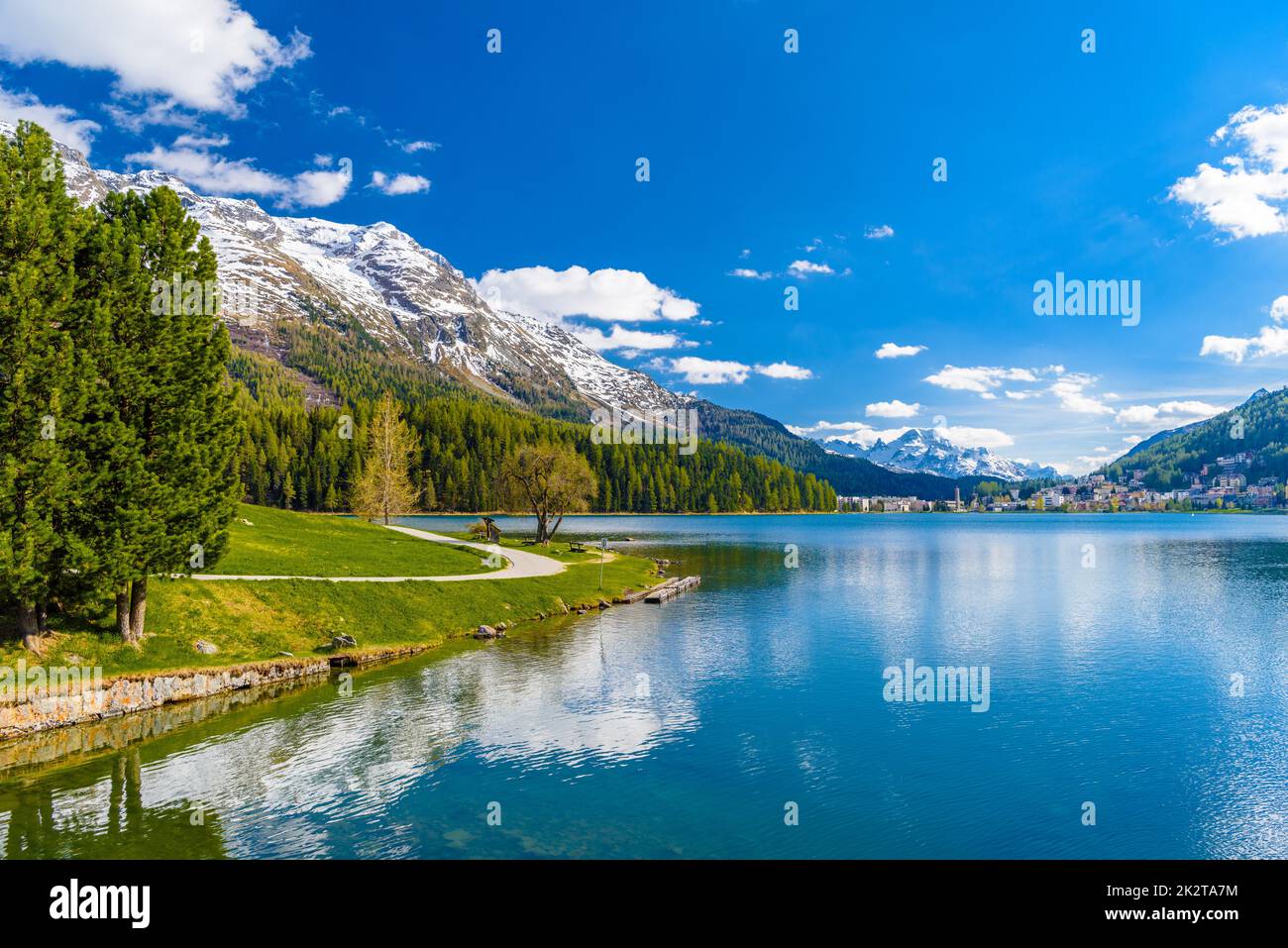 Lago azul cristalino de San Moritz, Sankt Moritz, Maloja, Grisons, SWI Foto de stock