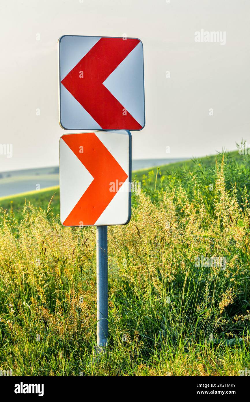 Señales de curva de la carretera Fotografía de stock - Alamy