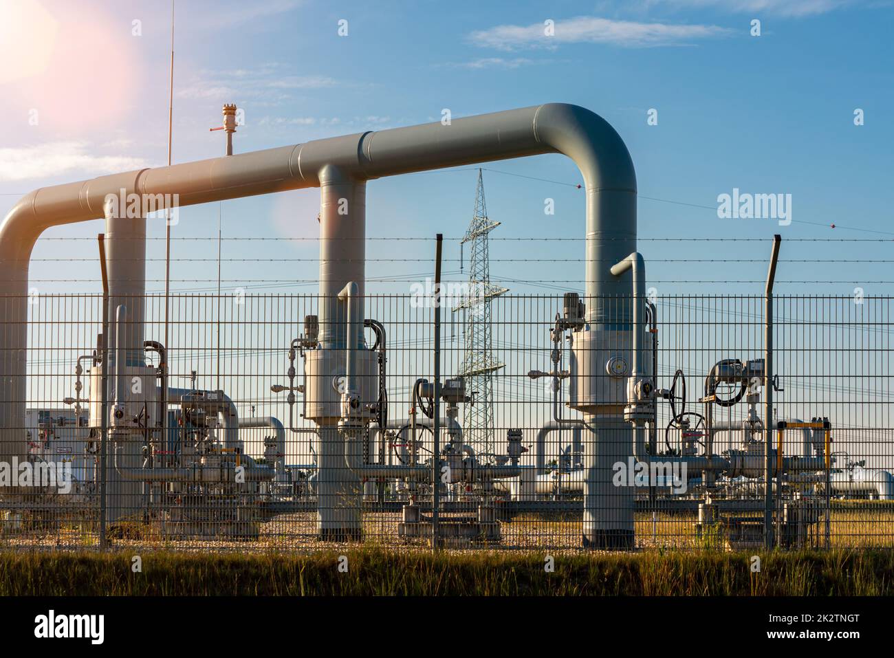 sistema de gasoductos terrestres en la estación de gas natural Foto de stock