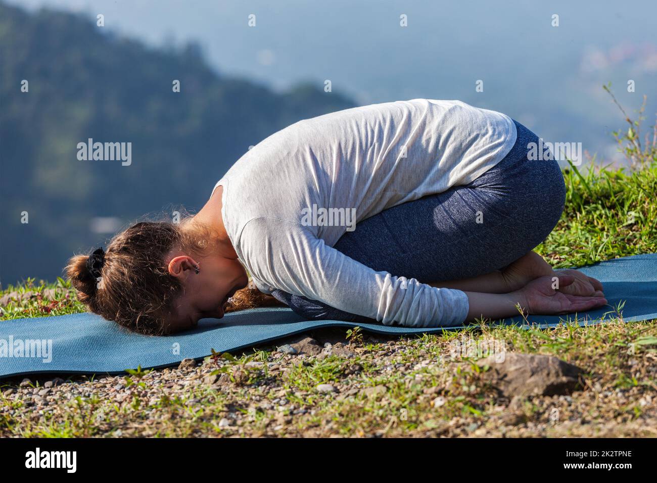 Colocar mujer deportiva prácticas de asanas de yoga Balasana Foto de stock