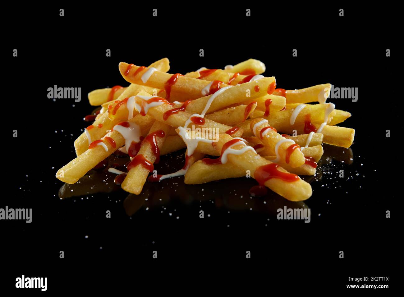Sabrosas patatas fritas con salsa Foto de stock