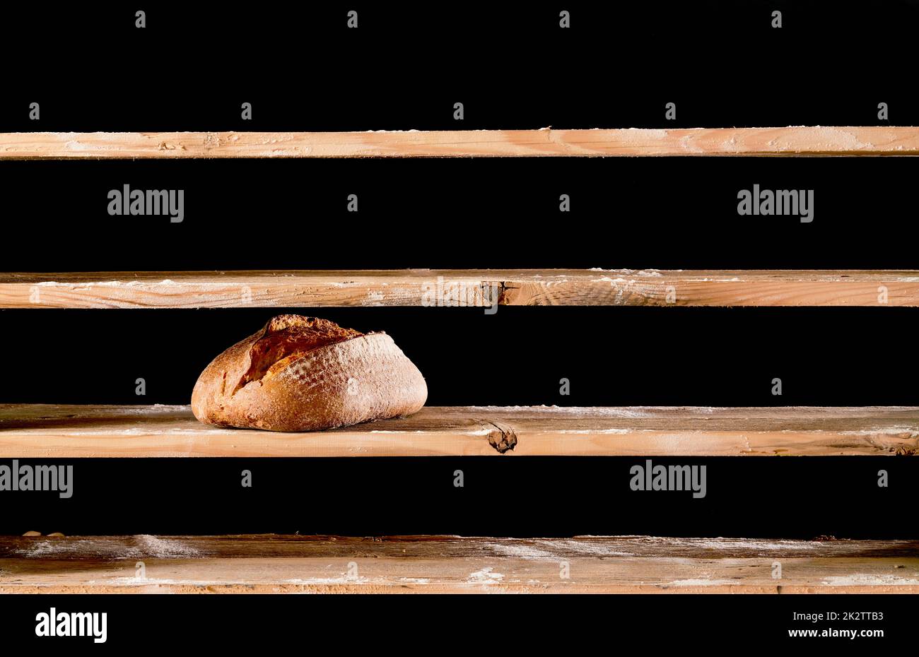 Pan en estantes vacíos durante la guerra Foto de stock
