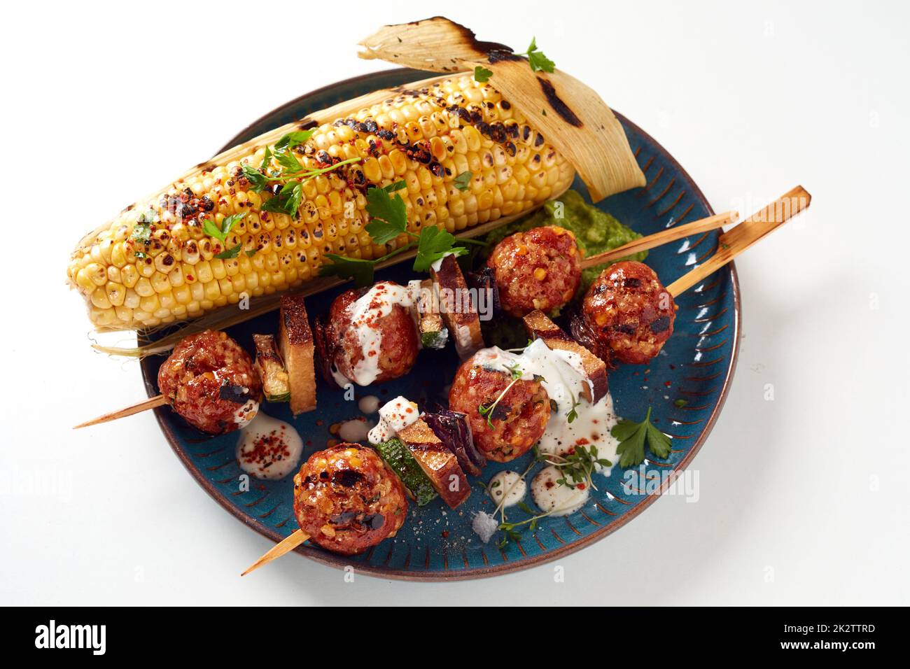 Bolas de maíz y carne a la parrilla en el plato Foto de stock