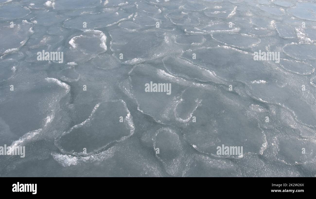 Vista aérea de los témpanos de hielo flotantes en el mar, el inicio de la primavera, el concepto de calentamiento global. Foto de stock