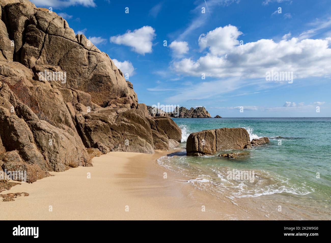 La idílica playa de Porthcurno en Cornwall, en un día soleado Foto de stock