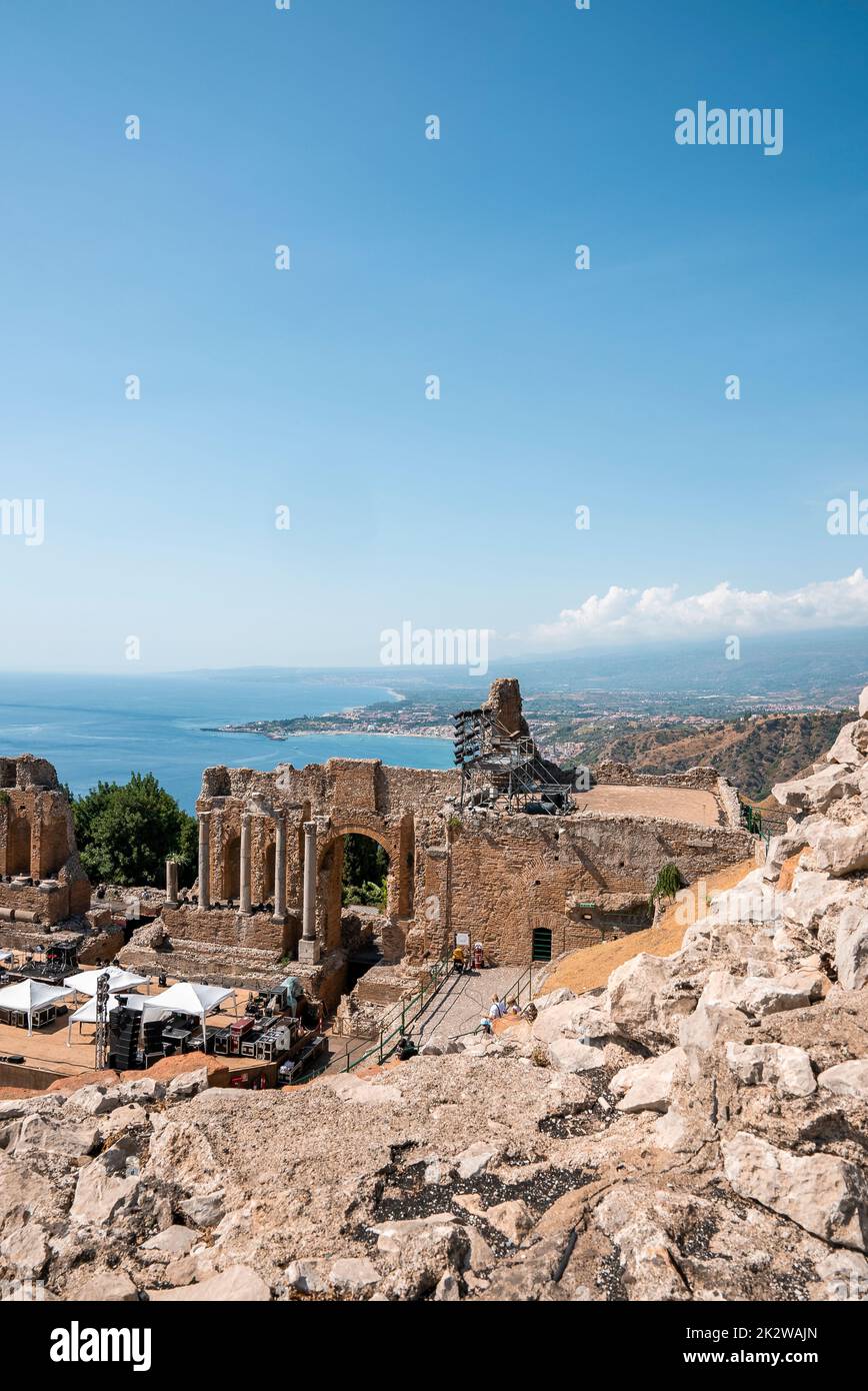 Rocas en las antiguas ruinas del antiguo teatro griego en la costa en verano Foto de stock