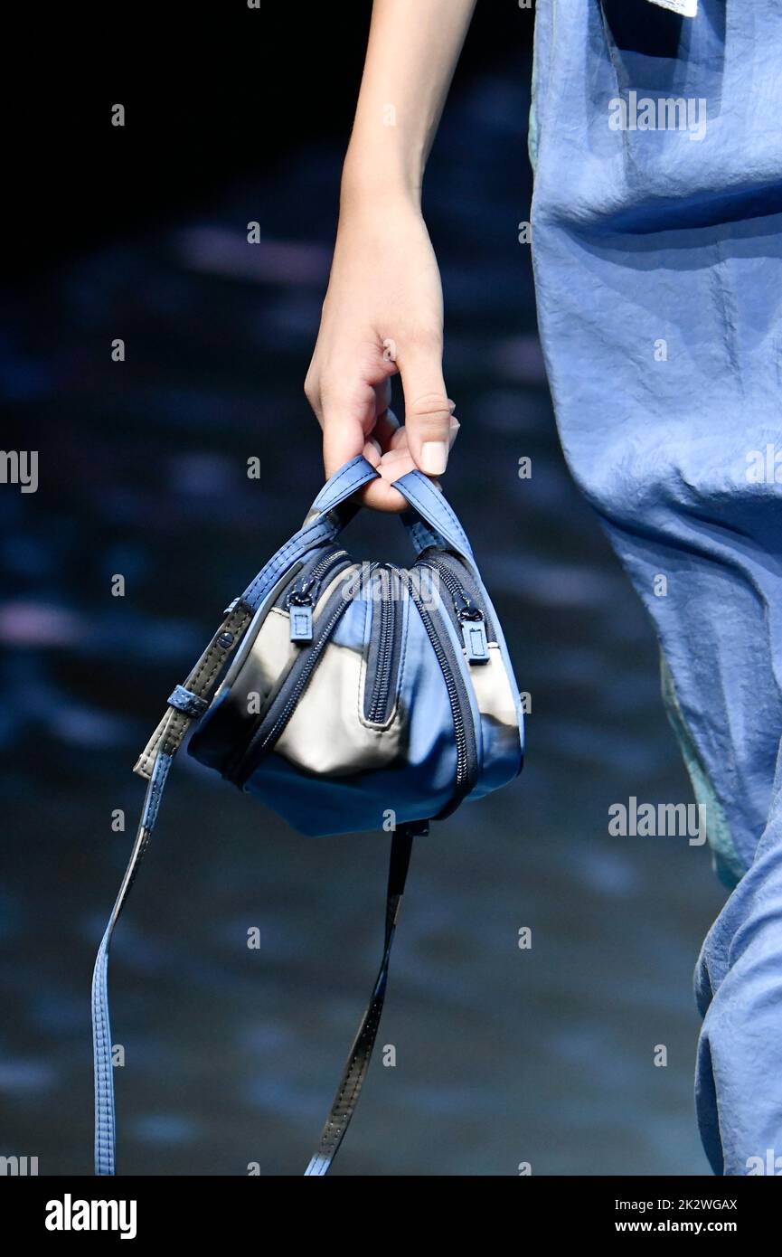 Detalles, accesorios, bolsos y zapatos en la pista de la feria de moda  Emporio Armani durante el Spring Summer 2023 Collections Fashion Show en la  Semana de la Moda de Milán, Italia,