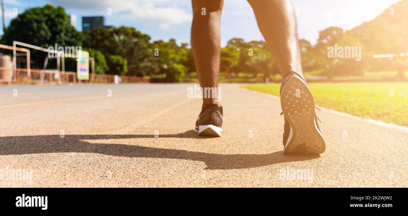 sport runner negro hombre llevar los pies activo listo para correr formación Foto de stock