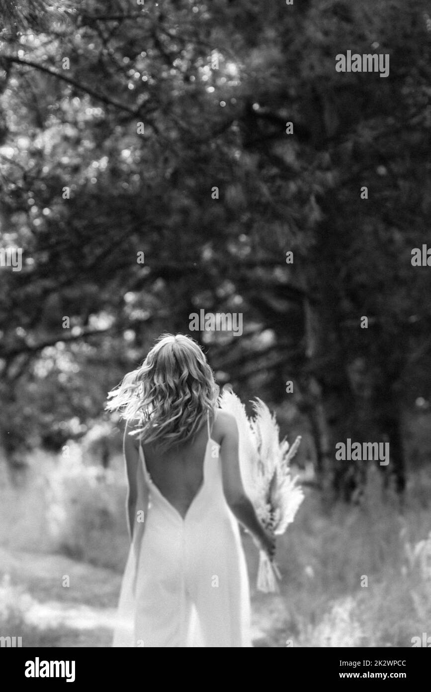 Girl in bride costume fotografías e imágenes de alta resolución Alamy